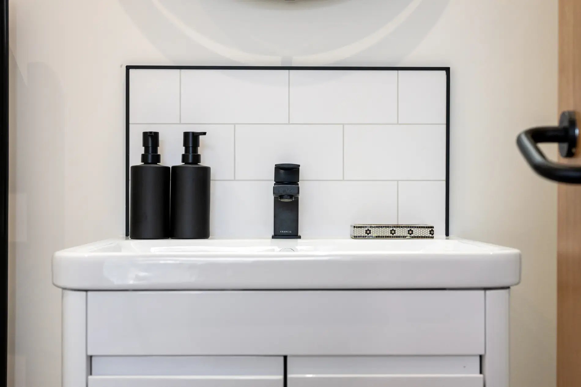 Boutique-homes-bawdlands-showerroom-8c