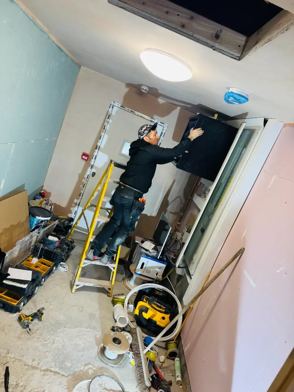 dan-blackburn-construction-electrian-working